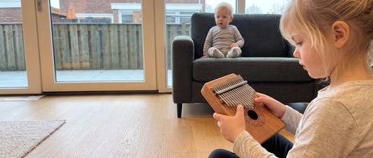 Een instrument in plaats van een tablet: hoe een tongue drum of kalimba schermtijd vervangt
